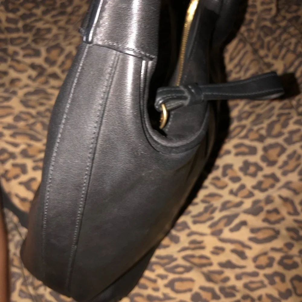 Coach black leather shoulder bag like new , vintage great size not heavy